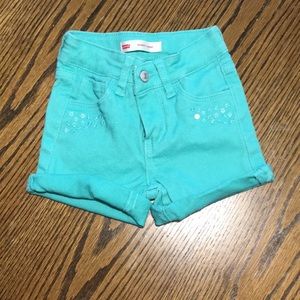 Girls Levi’s shorty shorts with rolled hem